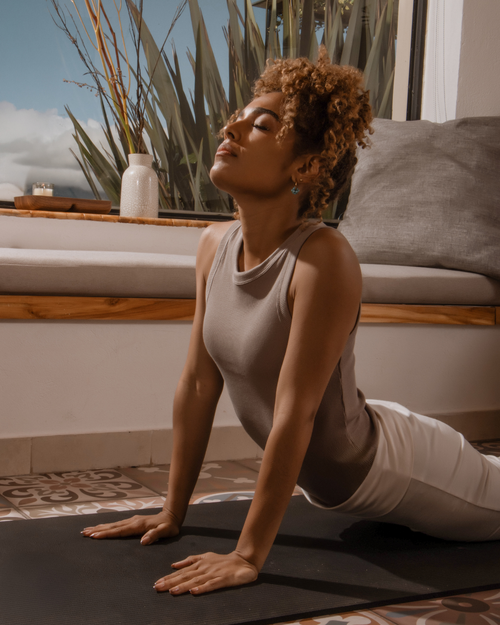 Mulher praticando yoga - Saúde metabólica e bem-estar com acompanhamento médico Conecta